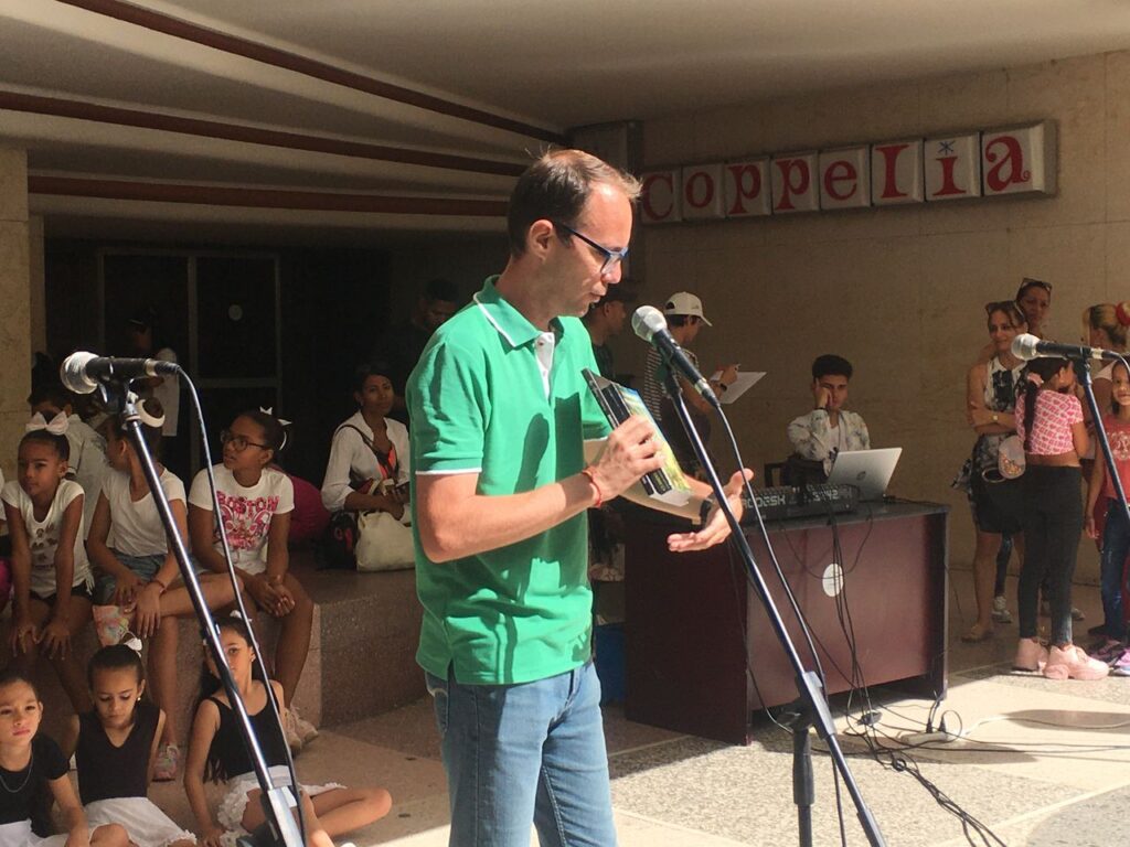 Presentaciones literarias distinguieron Feria Arte Plaza