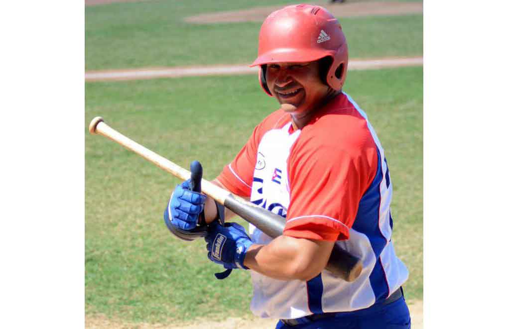Presidente de Cuba felicita a leyenda del béisbol Frederich Cepeda