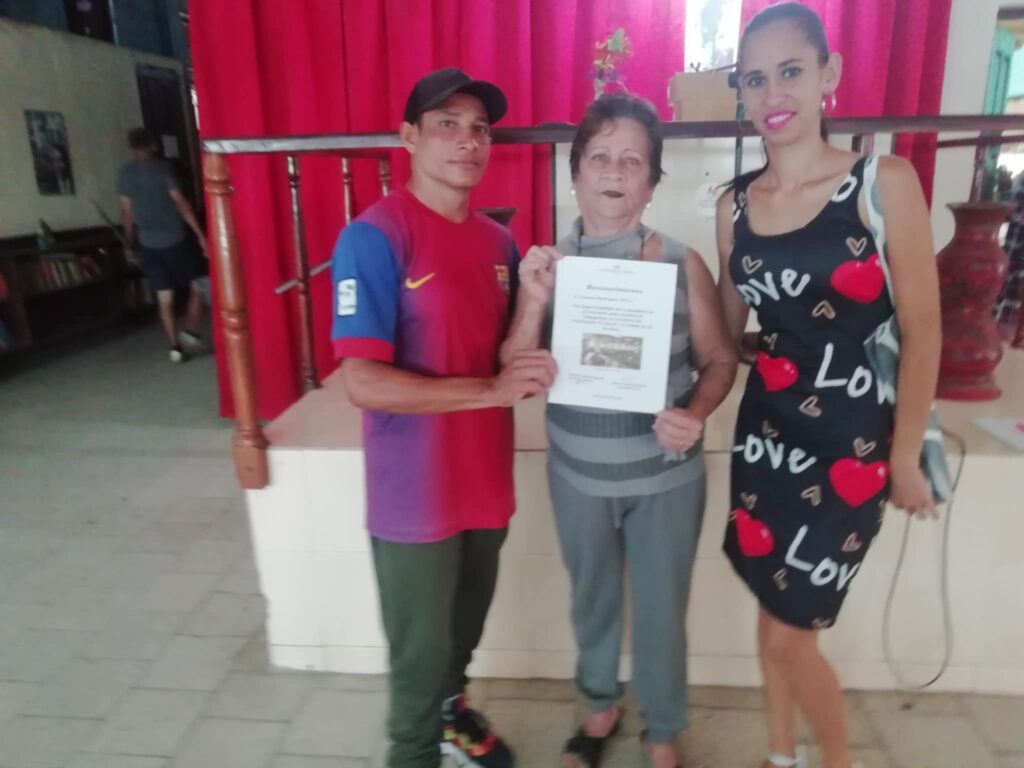 Reconocen a destacada lectora de tabaquería en Camagüey