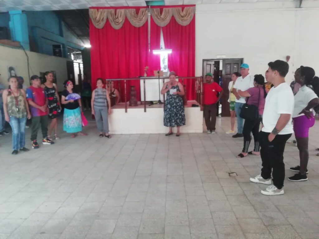 Reconocen a destacada lectora de tabaquería en Camagüey