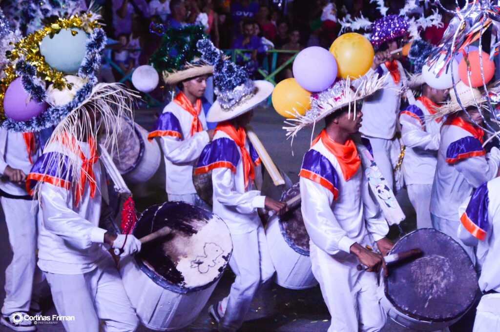 Un desfile que todo lo enciende